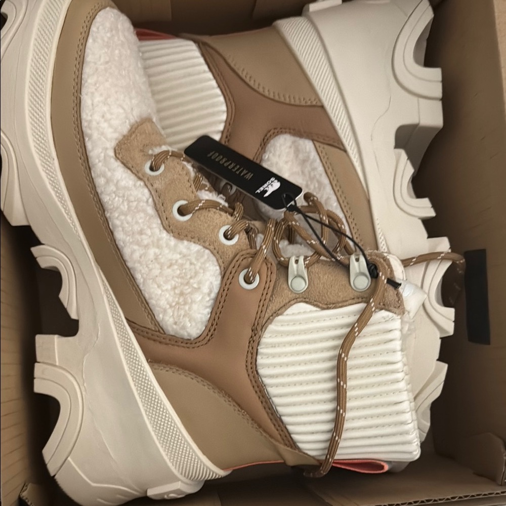 Sorel Tan and Cream Chunky winter boots